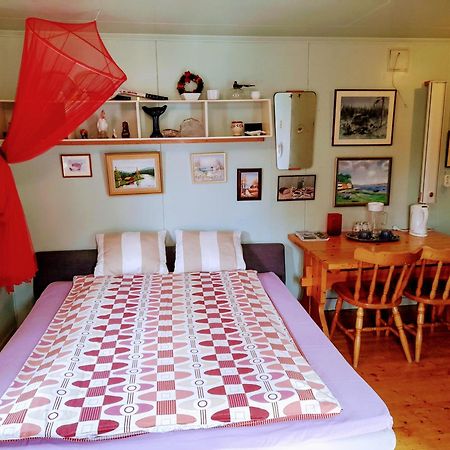 Summer Bedroom, Outside Toilet, Shower, Kitchen. 120 M From Sandbach. Bräcke Eksteriør billede